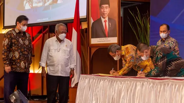 Menteri Koordinator Bidang Perekonomian Airlangga Hartarto pada acara Penandatangan Kontrak Paket Tender/Seleksi Dini Kementerian PUPR TA 2022 secara langsung, Senin (24/1/2022).