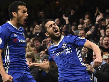 Gelandang Chelsea, Cesc Fabregas, merayakan gol yang dicetaknya ke gawang Swansea pada laga Liga Inggris di Stadion Stamford Bridge, Inggris, Sabtu (25/2/2017). Chelsea menang 3-1 atas Swansea. (AFP/Glyn Kirk)