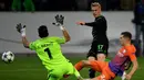 Kiper Manchester City, Claudio Bravo (L), berusaha menghalau bola tendangan pemain Moenchengladbach, Oscar Wendt, pada laga kelima Grup C Liga Champions di Borussia-Park, Rabu (23/11/2016). (AFP/Patrik Stollarz)