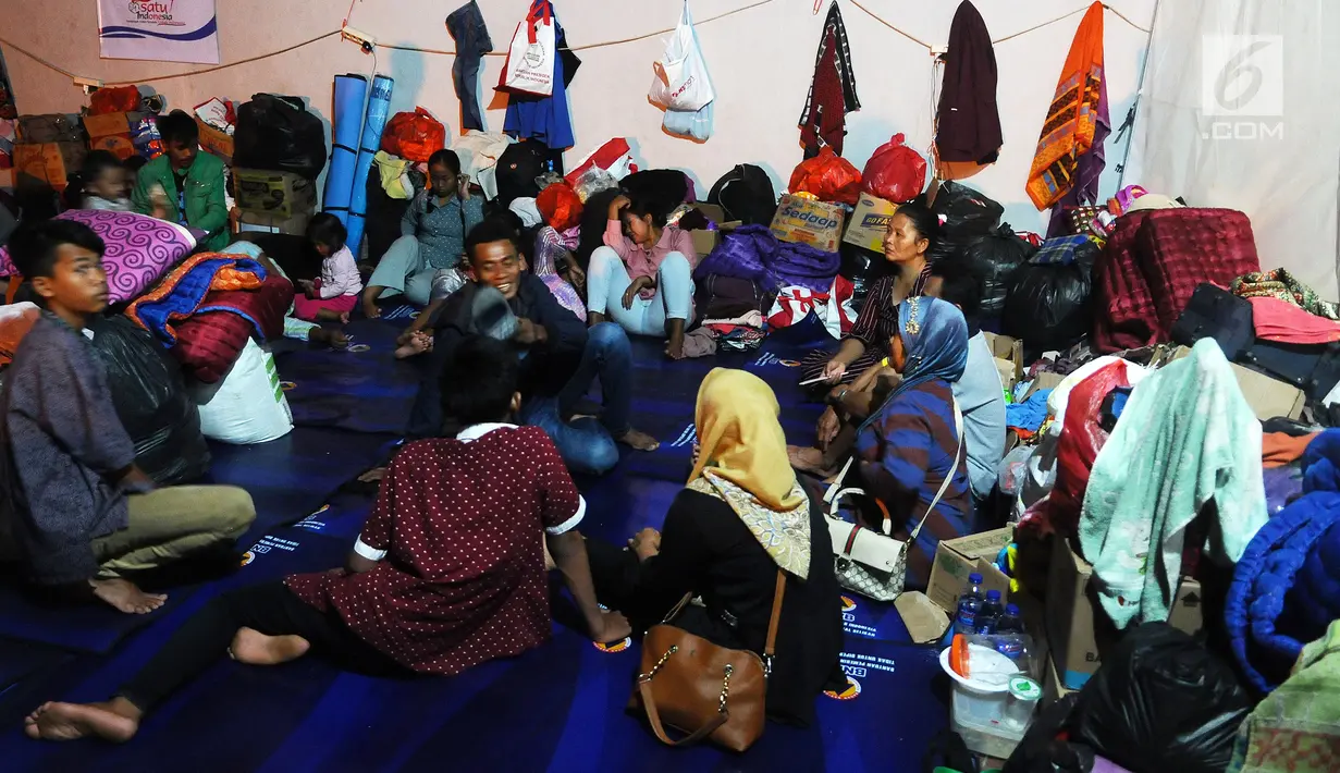 Pengungsi terdampak Tsunami Selat Sunda ketika berada di Posko pengungsian Lapangan Tenis Indoor Kalianda, Lampung Selatan, Jumat (28/12). Data BPBD Kabupaten Lampung, 7.880 orang tersebar di sejumlah titik pengungsian. (Liputan6.com/Herman Zakharia)