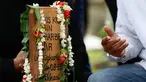 Kerabat dari legenda bulutangkis Indonesia, Markis Kido memberikan doa didepan pusara di TPU Kebon Nanas, Cipinang, Jakarta, Selasa (15/6/2021). (Foto: Bola.com/Bagaskara Lazuardi)