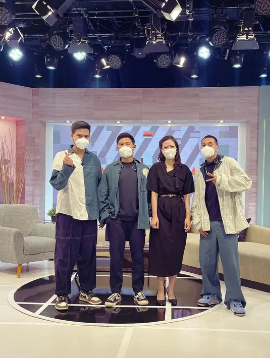 Gaya fashion dr. Feni Nugraha sangat inspiratis, mengedepankan konsep minimalis chic yang bisa diandalkan di segala kesempatan dan mudah diterapkan. (Foto: Instagram/ dr. Feni Nugraha)