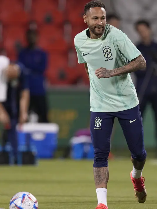 Penyerang Brasil Neymar berlatih selama sesi latihan jelang menghadapi Timnas Serbia di stadion Grand Hamad, di Doha, Qatar, Rabu (23/11/2022). Catatan pertemuan kedua tim dalam lima laga terakhir masih milik Tim Samba. Timnas Brasil berhasil menyapu bersih semuanya dengan kemenangan. (AP Photo/Andre Penner)