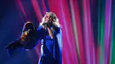 Carrie Underwood saat tampil di panggung CMA Awards 2018 di Bridgestone Arena, Nashville, Tennessee, AS, Rabu (14/11). Carrie mendapat berbagai ucapan selamat dari penggemar yang mengetahui jenis kelamin bayinya. (Photo by Charles Sykes/Invision/AP)