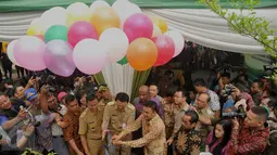 Gubernur DKI, Basuki 'Ahok' Tjahaja Purnama melepas balon tanda peresmian RPTRA Mawar di Kelurahan Lebak Bulus, Jakarta, (26/4). RPTRA tersebut guna memenuhi kebutuhan masyarakat akan ruang terbuka yang multi fungsi. (Liputan6.com/Gempur M Surya)