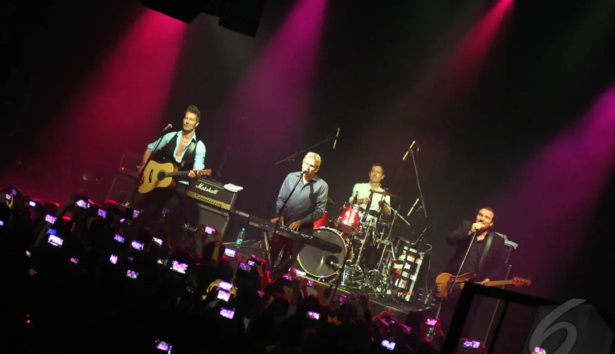 Band yang digawangi Jascha Richter, Mikkel Lentz dan Kare Wansher ini membuka konser dengan membawakan Silent Times, Jakarta, Rabu (7/1/2015). (Liputan6.com/Panji Diksana)