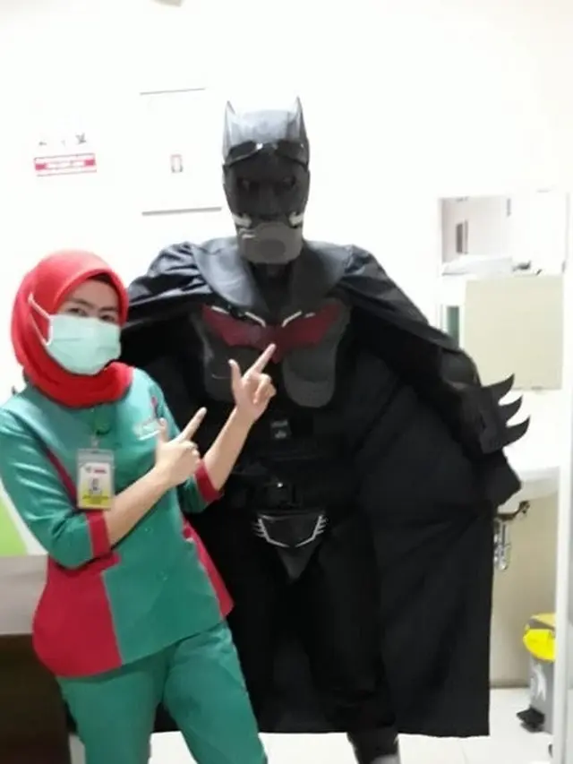dokter kenakan APD superhero