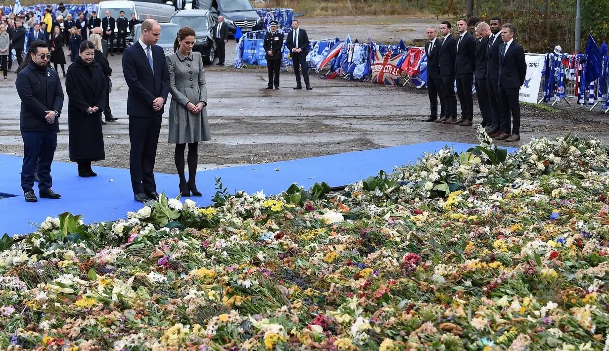 Pangeran William dan Kate Middleton mendatangi lokasi jatuhnya helikopter di luar Stadion King Power, Leicester, Rabu (28/11). William dan Kate memberikan penghormatan kepada korban tewas dalam kecelakaan helikopter pada 27 Oktober 2018. (Paul ELLIS/AFP)