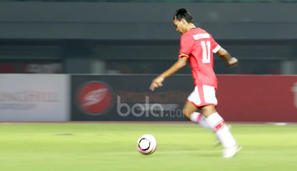 Aksi pemain Persija Jakarta, Novri Setiawan sebelum mencetak gol ke gawang Perseru Serui pada laga Liga 1 2017 di Stadion Patriot, Bekasi, Selasa (13/6/2017). Persija menang 3-0. (Bola.com/Nicklas Hanoatubun)
