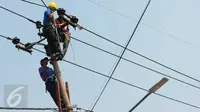 Petugas PLN memperbaiki jaringan listrik di kawasan Pondok Ranji, Tangerang Selatan. (Liputan6.com/Helmi Afandi)