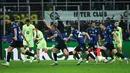 Gelandang Inter Milan asal Italia, Davide Frattesi (ketiga kiri) merayakan gol keempat timnya saat pertandingan sepak bola leg kedua semifinal Liga Champions 2024/2025 melawan FC Barcelona di Stadion San Siro, Milan pada 6 Mei 2025 waktu setempat atau Rabu (7/5/2025) dini hari WIB. (PIERO CRUCIATTI/AFP)Inter Milan sukses melaju ke final Liga Champions 2024/2025 usai mengalahkan Barcelona dengan skor 4-3 (agregat 7-6). (Marco BERTORELLO/AFP)