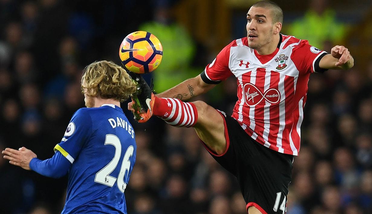 Kaki gelandang Southampton, Oriol Romeu, hampir mengenai kepala gelandang Everton, Tom Davies pada laga Liga Inggris di Stadion Goodison Park, Inggris, Senin (2/1/2017). Everton menang 3-0 atas Southampton. (AFP/Paul Ellis)