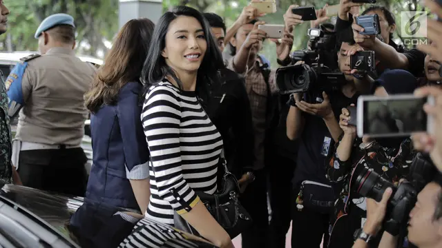 Pakai Kaus Hitam Putih, Tyas Mirasih Datangi Polda Metro Jaya