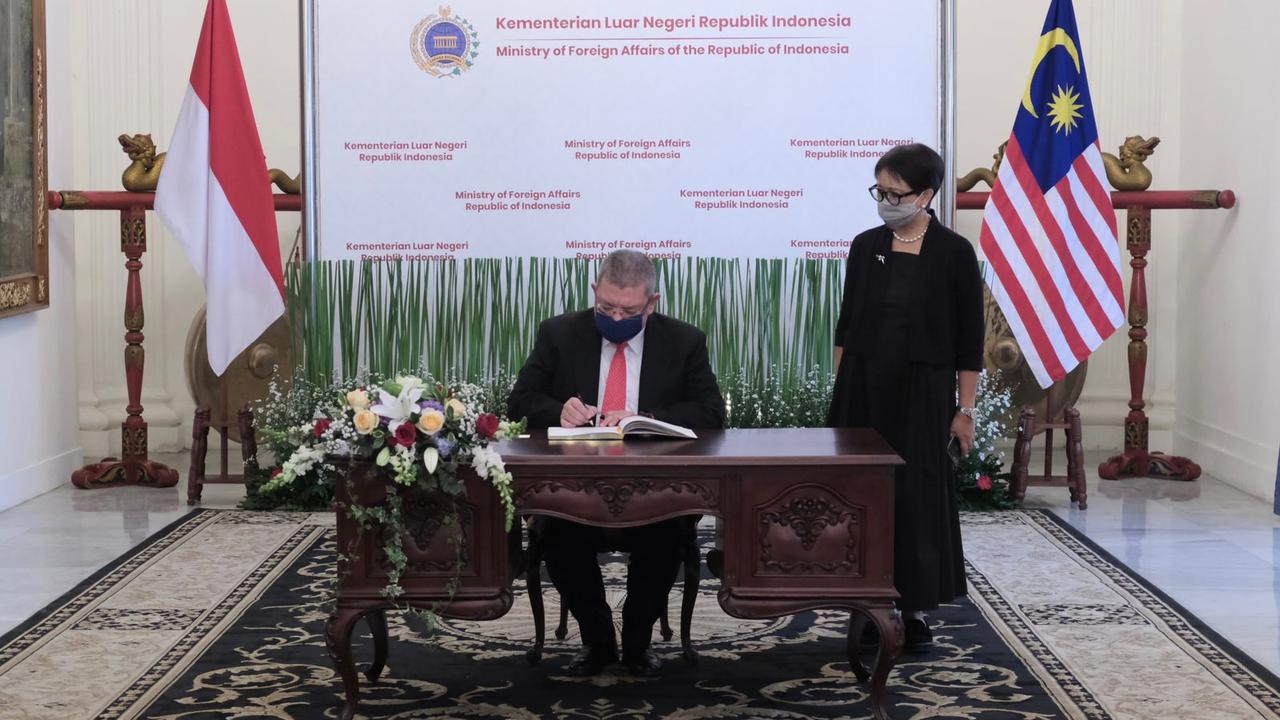 Kunjungan Menlu Malaysia Dato’ Saifuddin Abdullah disambut Menlu Retno Marsudi, Senin (18/10/2021).