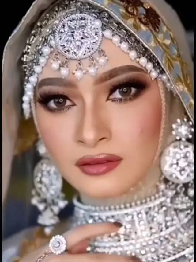 6 Potret Terbaru Valda Alviana Mantan Istri Reza DA dengan Busana India