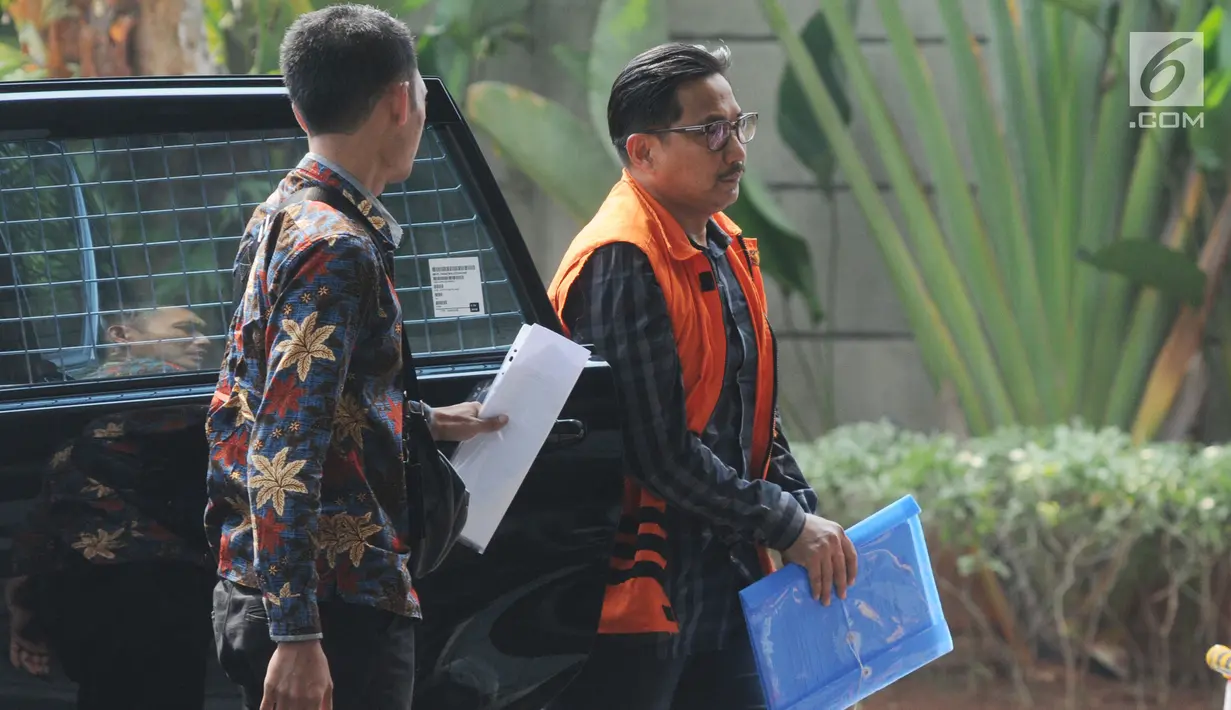 Anggota DPR dari Fraksi Golkar nonaktif Bowo Sidik Pangarso turun dari mobil tahanan akan menjalani pemeriksaan di Gedung KPK, Jakarta, Senin (22/7/2019). Bowo Sidik Pangarso diperiksa sebagai tersangka terkait aliran suap dari berbagai instansi kementerian BUMN. (merdeka.com/Dwi Narwoko)