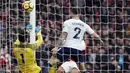 Proses terjadinya gol Arsenal yang dicetak Alexis Sanchez ke gawang Tottenham pada laga Premier League di Stadion Emirates, London, Sabtu (18/11/2017). Arsenal menang 2-0 atas Tottenham. (AP/Kirsty Wigglesworth)