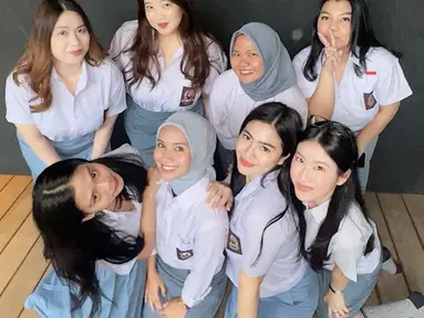 Kebersamaan mereka terasa hangat dan penuh canda tawa. Felicya berdiri di deretan paling kanan dengan senyum manis dan gaya percaya diri. Meskipun sibuk sebagai istri Hito Caesar dan ibu dua anak, ia tetap menyempatkan waktu untuk bernostalgia. (Liputan6.com/IG/@felicyangelista_)