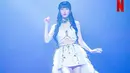<p>Salah satu foto mencuri perhatian memperlihatkan Suzy tampil bak dewi di atas panggung mengenakan halter dress berwarna putih dengan ekor panjang berbulu. [Foto: IG/skuukzky]</p>