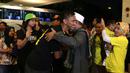 Pemain Mitra Kukar, Zulkifli Syukur, disambut suporter Mitra Kukar saat tiba di Hotel Sultan, Jakarta, seusai menjuarai Piala Jenderal Sudirman, Minggu (24/1/2016). (Bola.com/Arief Bagus)