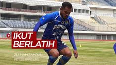 Berita video gelandang baru Persib Bandung untuk musim 2020, Zulham Zamrun, sudah ikut berlatih di Stadion GBLA (Gelora Bandung Lautan Api), Selasa (4/2/2020).