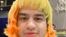 Begini tampilan Fadil Jaidi yang cosplay menjadi Zenitsu, lengkap dengan wig kuning yang khas.