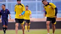 Dua pemain Arema Cronus, Esteban Viscarra dan Cristian Gonzales harus mengikuti latihan ekstra. (Liputan6.com/Rana Adwa)