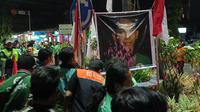 Massa aksi dan juga polisi di Jember memberikan bunga sebagai simbol penghormatan kepada almarhum Affan Kurniawan, pengemudi ojol yang dilindas rantis Brimob. (Istimewa)