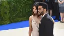 Menjalani hubungan jarak jauh sepertinya bukan hal sulit bagi pasangan Selena Gomez dan The Weeknd. Keduanya saling mempercayai satu sama lain karena memang urusan karier, yakni promosi lagu barunya. (AFP/Bintang.com)