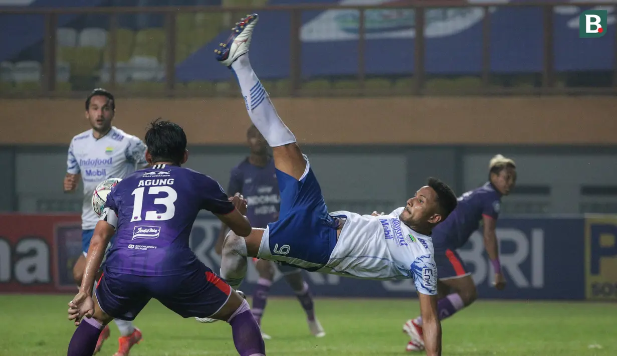 Persib Bandung meraih kemenangan keduanya di pekan kedua BRI Liga 1 2021/2022 usai mengalahkan Persita Tangerang 2-1, Sabtu (11/9/2021). Dengan mengoleksi 6 poin dan selisih gol yang sama, Persib dan Bali United menempati pucuk klasemen sementara BRI Liga 1. (Foto: Bola.com/Bagaskara Lazuardi)