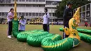 Para pelajar mempersiapkan naga saat mengikuti gladi resik di halaman sekolah di Bangkok, Thailand (13/11/2019). Gladi resik diadakan sebagai persiapan untuk kunjungan Paus Fransiskus yang  akan berada di Thailand pada 20-23 November 2019. (AFP Photo/Chalinee Thirasupa)