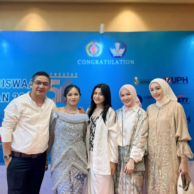 Potret 6 Anak Artis Wisuda Didampingi Dua Ibu, Makin Terasa Lengkap