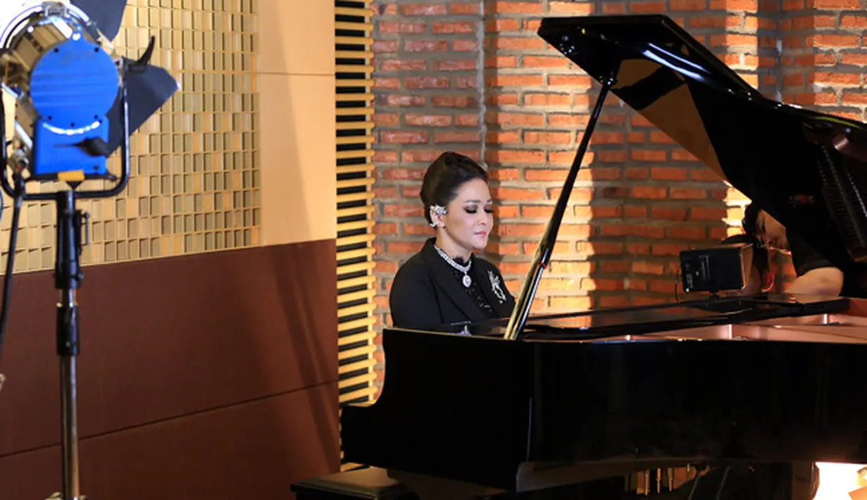 Banyaknya omongan terkait musikalitas musisi yang kini menekuni dunia politik itu juga didengar oleh mantan istrinya, Maia Estianty. Lantas seperti apa menurut musisi dan produser itu melihat anggapan tersebut. (Deki Prayoga/Bintang.com)