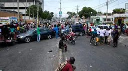 Warga memblokir jalan raya dengan mobil mereka saat memprotes krisis bahan bakar di Port-au-Prince, Haiti, Senin (16/9/2019). Protes menyebabkan bank dan kantor pemerintahan tutup. (AP Photo/Dieu Nalio Chery)