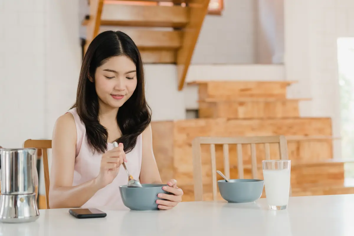 Perempuan makan