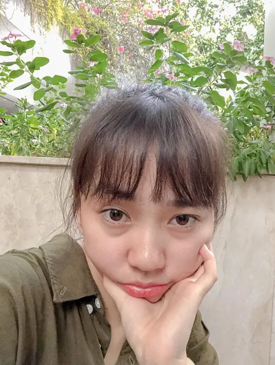 Kecantikan foto selfie Rana Cynthia memang membuat banyak orang terpukau. Terlebih, saat ia berpose menopang dagu seperti ini yang membuat teman main karakter Si Entong ini terlihat begitu menawan. (Liputan6.com/IG/@rncynth)