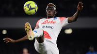 Striker Napoli, Victor Osimhen mengontrol bola saat menghadapi Cremonese dalam laga Serie A Liga Italia 2022/2023 di Diego-Maradona Stadium, Naples (12/2/2023). Striker asal Nigeria yang membela Napoli sejak awal musim 2020/2021 dan sementara menjadi top skor Serie A ini menjadi pemain termahal Afrika di Serie A 2022/2023 dengan nilai pasar 70 juta euro atau setara Rp1,14 triliun. (AFP/Filippo Monteforte)