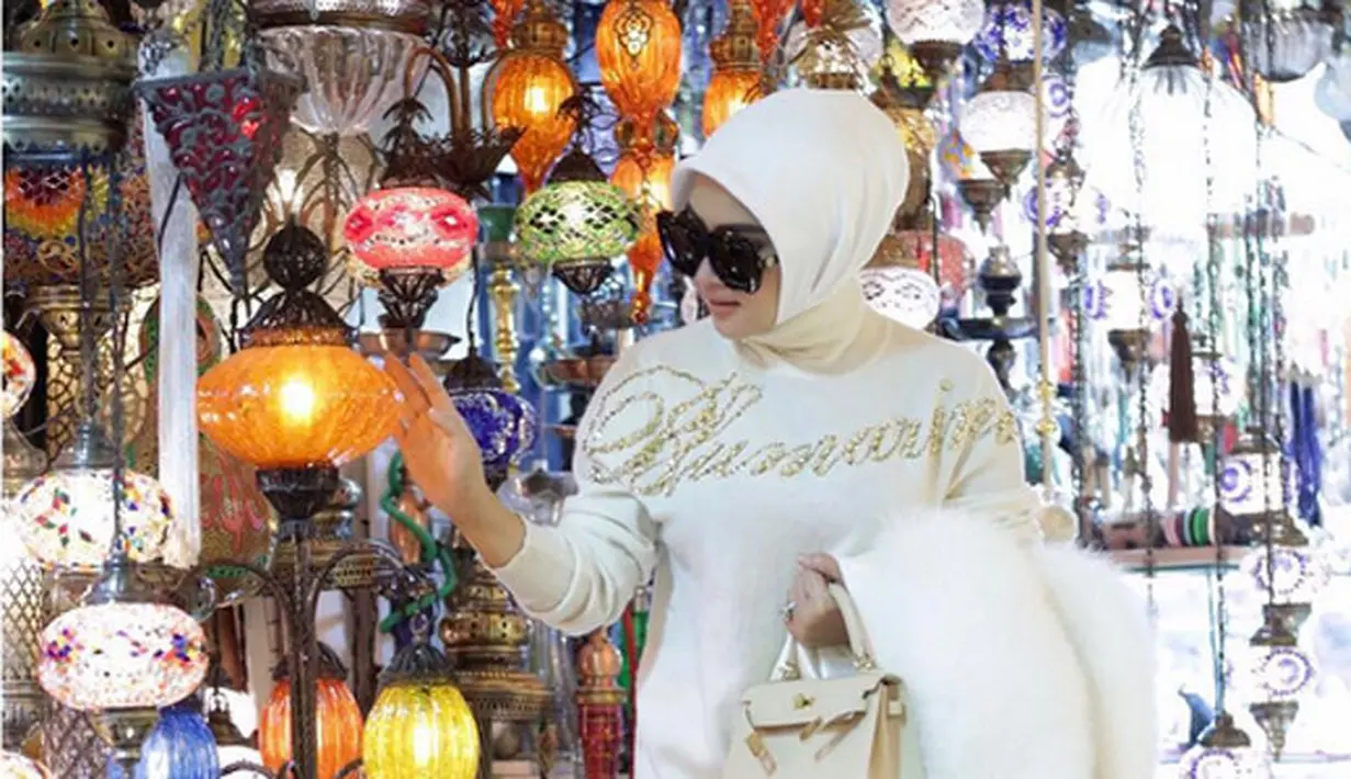 Penyanyi Syahrini mengaku nyaman dengan mengenakan hijab. Namun, pelantun Sesuatu itu masih belum tahu kapan ia memutuskan untuk menutup auratnya. (Instagram/princessyahrini)