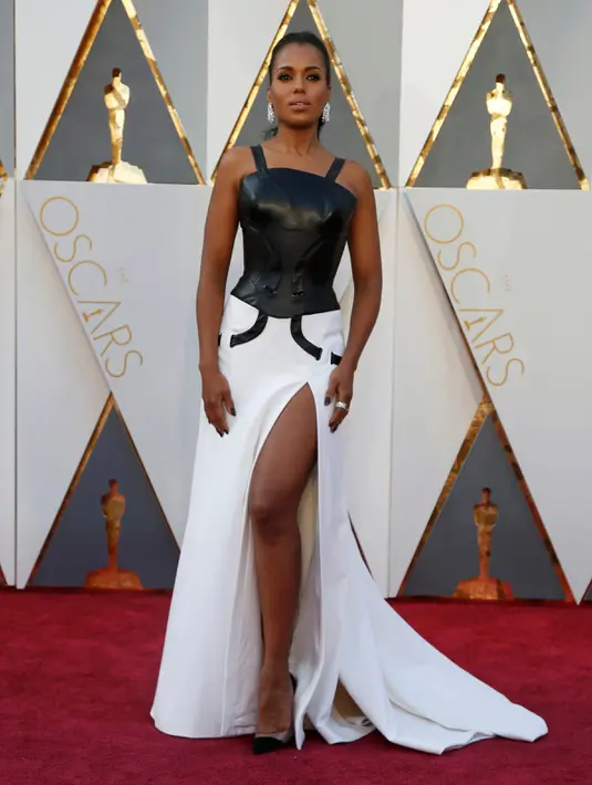 Aktris Kerry Washington memilih gaun putih dengan atasan dari kulit ketika berpose di red carpet Piala Oscar 2016 di Hollywood, California, Minggu (28/2). (REUTERS/ Lucy Nicholson)