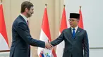 Menteri Luar Negeri Indonesia, Sugiono (kiri) berjabat tangan dengan Menteri Luar Negeri dan Urusan Eropa Republik Slovakia, Juraj Blanar, saat pertemuan mereka di Gedung Pancasila, Kementerian Luar Negeri, Jakarta, Selasa (3/2/2026). Menteri Luar Negeri Indonesia, Sugiono menerima kedatangan Menteri Luar Negeri Slovakia, Juraj Blanar, di Gedung Pancasila, Kementerian Luar Negeri, Jakarta. (BAY ISMOYO/AFP)