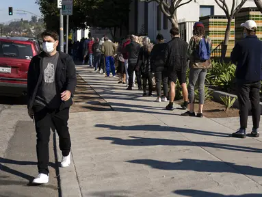Orang-orang mengantre untuk tes COVID-19 di Los Angeles, California, Amerika Serikat, 4 Januari 2022. California mulai merasakan murka penuh varian Omicron. (AP Photo/Jae C. Hong)
