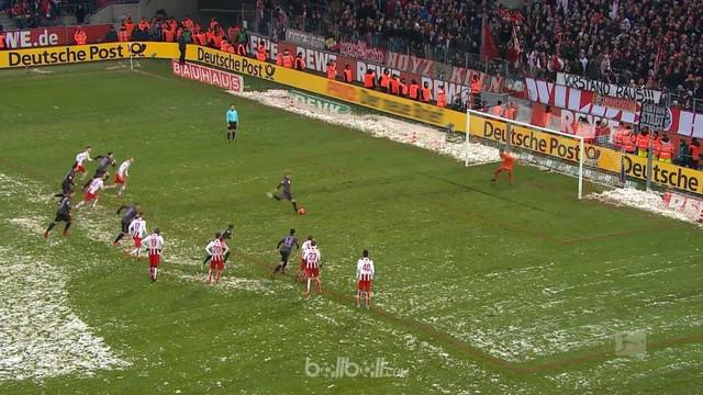 Berita video highlights Bundesliga 2017-2018 antara Koln melawan Freiburg dengan skor 3-4. This video presented by BallBall.
