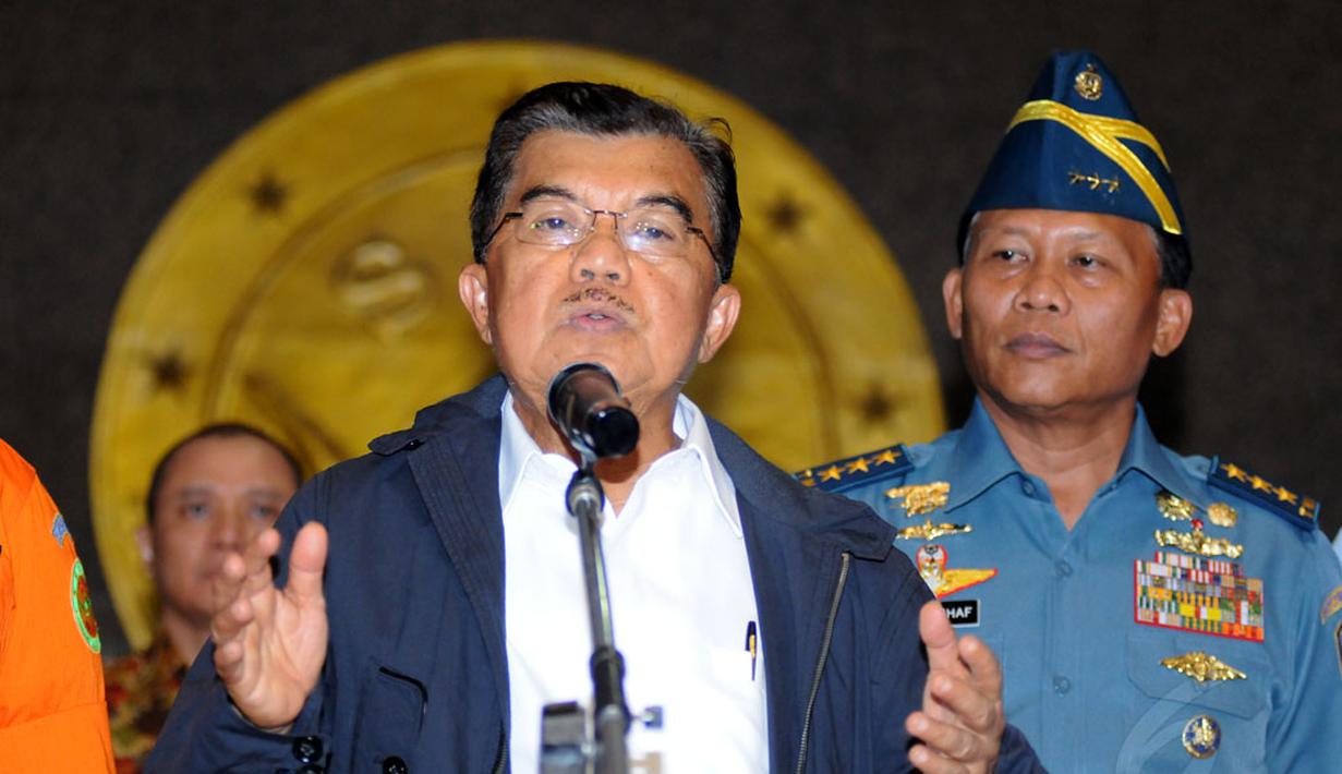 Wakil Presiden, Jusuf Kalla memberikan sejumlah keterangan kepada wartawan terkait hilangnya pesawat AirAsia QZ 8501 di kantor Basarnas, Jakarta (28/12). (Liputan6.com/Helmi Fithriansyah) 