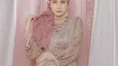 Meski sebelumnya Awkarin pernah membuat heboh dunia maya dengan kontroversinya. Akan tetapi beberapa waktu terakhir ia kerap memperlihatkan sisi lainnya yang berbeda. Bahkan ia sempat turut serta memberikan pertolongan dan mengunjungi pengungsian saat gempa Palu. (Liputan6.com/IG/@awkarin)