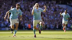 Gelandang Manchester City Phil Foden (tengah) berselebrasi setelah mencetak gol pembuka timnya ke gawang West Ham  dalam laga pekan ke-38 Premier League 2023/2024 di Etihad Stadium, Minggu (19/5/2024) malam WIB. (AP Photo/Dave Thompson)