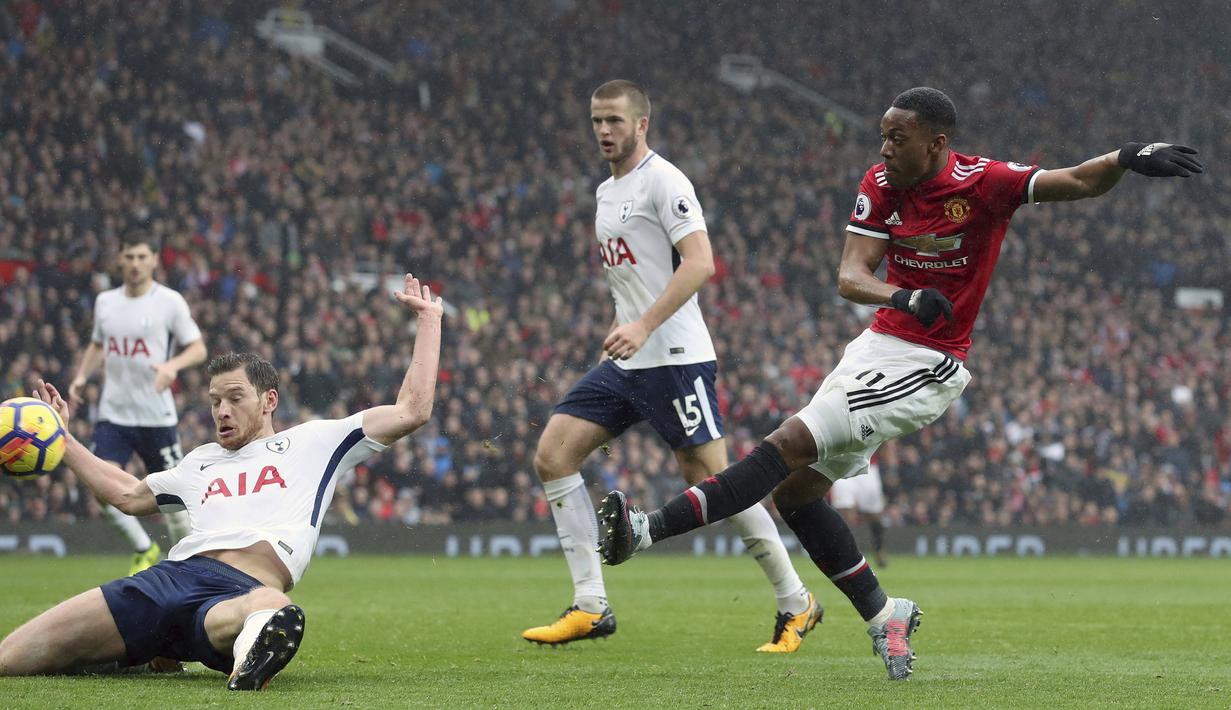 Pemain Manchester United, Anthony Martial (kanan) mencetak satu-satunya gol untuk kemenangan timnya atas Tottenham Hotspur pada lanjutan Premier League di Old Trafford, Manchester, (28/10/2017). MU menang 1-0. (Martin Rickett/PA via AP)