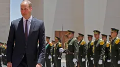 Pangeran William dari Inggris meninjau pasukan kehormatan sebelum bertemu dengan Presiden Palestina Mahmud Abbas di Tepi Barat Kota Ramallah, (27/6). (AFP PHOTO / Ahmad Gharabli)