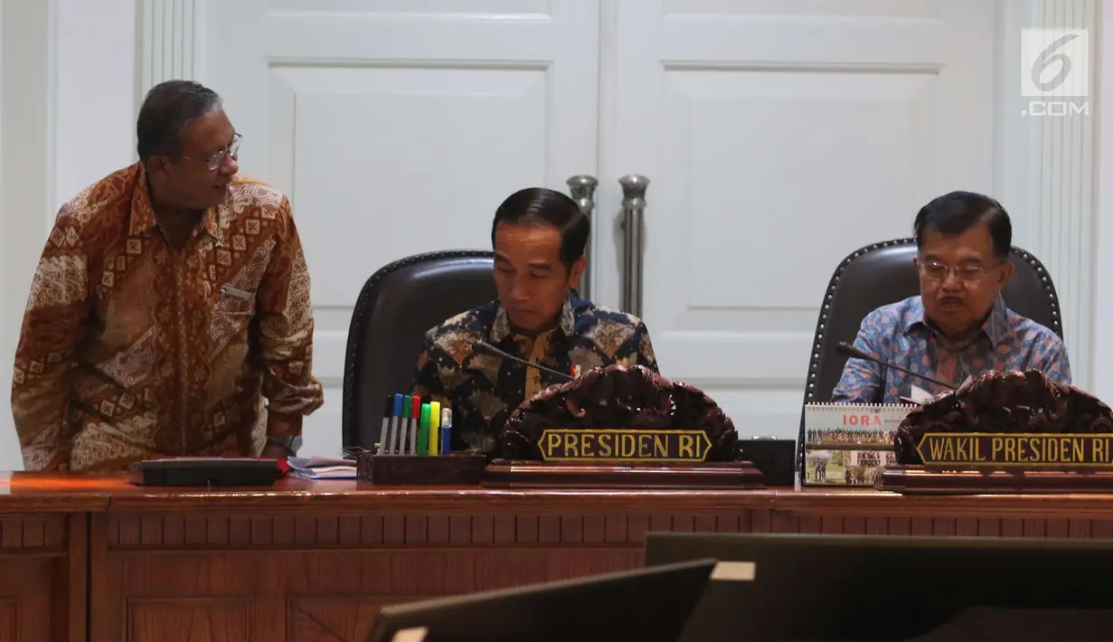 Presiden Joko Widodo didampingi Wapres Jusuf Kalla berisap memimpin rapat terbatas persiapan Asian Games 2018, Jakarta, Senin (28/5). Rapat tersebut untuk memastikan persiapan pesta olahraga terbesar di Asia berlangsung lancar. (Liputan6.com/Angga Yuniar)