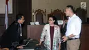 Terdakwa kesaksian palsu dalam perkara korupsi e-KTP, Miryam S. Haryani (tengah) berbincang dengan Jaksa Penuntut Umum KPK jelang mengikuti sidang pembacaan pembelaan di Pengadilan Tipikor, Jakarta, Kamis (2/11). (Liputan6.com/Helmi Fithriansyah)