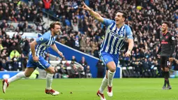 Gaya pemain Brighton,Lewis Dunk (tengah) merayakan golnya ke gawang Arsenal pada laga Premier League di American Express Community Stadium, Brighton, (4/3//2018). Arsenal kalah 1-2. (AFP/Glyn Kirk)